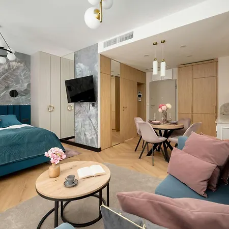 Stylish In With Air Conditioning, Close To The Market Square By Renters Prestige Appartement *