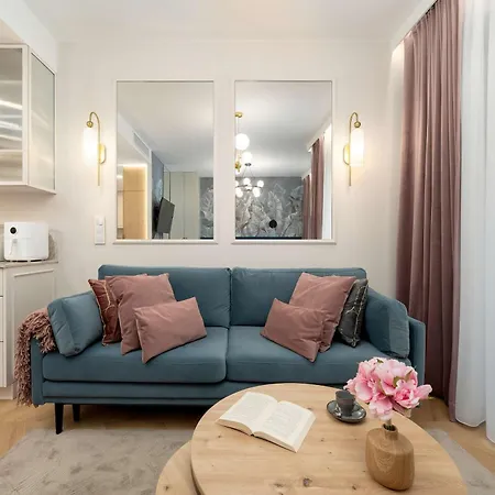 Stylish In With Air Conditioning, Close To The Market Square By Renters Prestige Breslavia