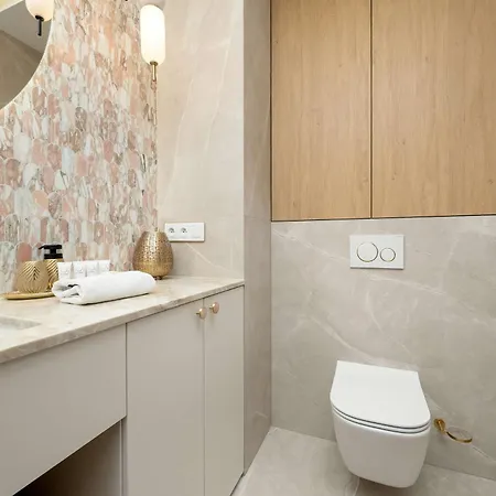 Appartamento Stylish In With Air Conditioning, Close To The Market Square By Renters Prestige Breslavia